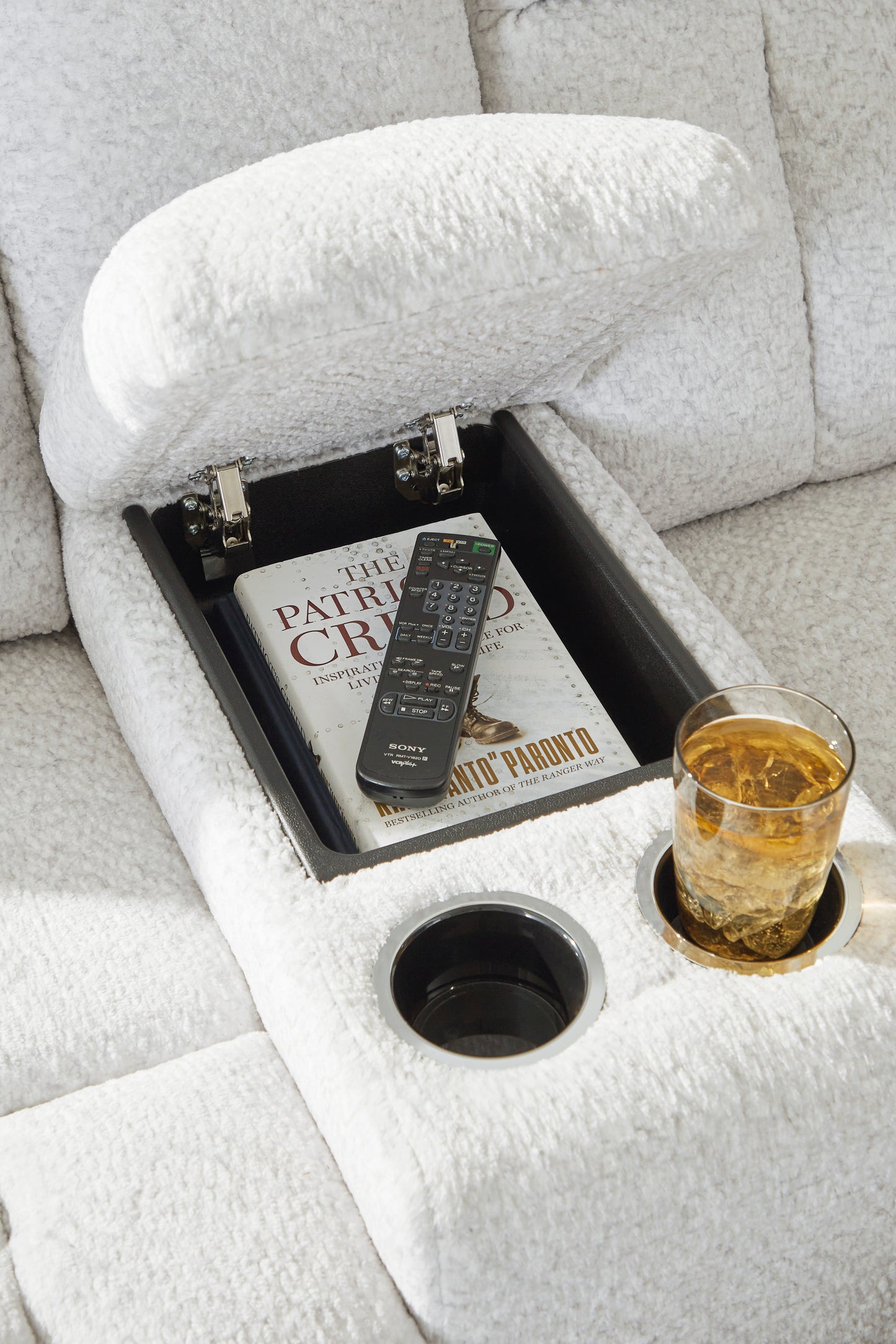 Sofá reclinable Frohn con consola