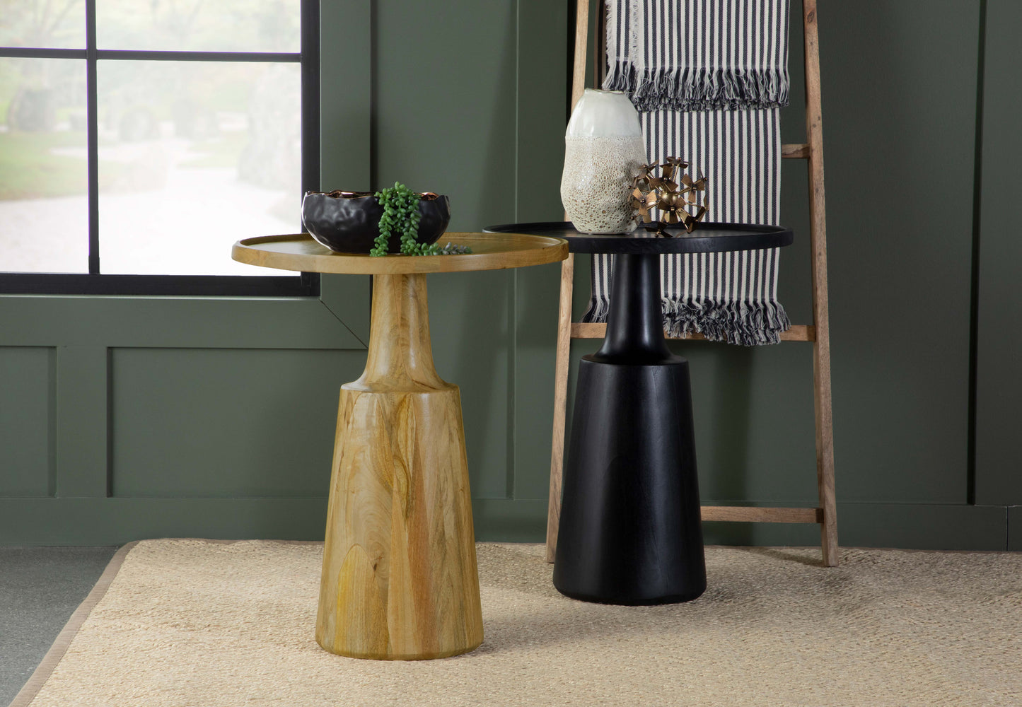 Mesa auxiliar redonda Ixia de madera maciza de mango con acento y tinte negro