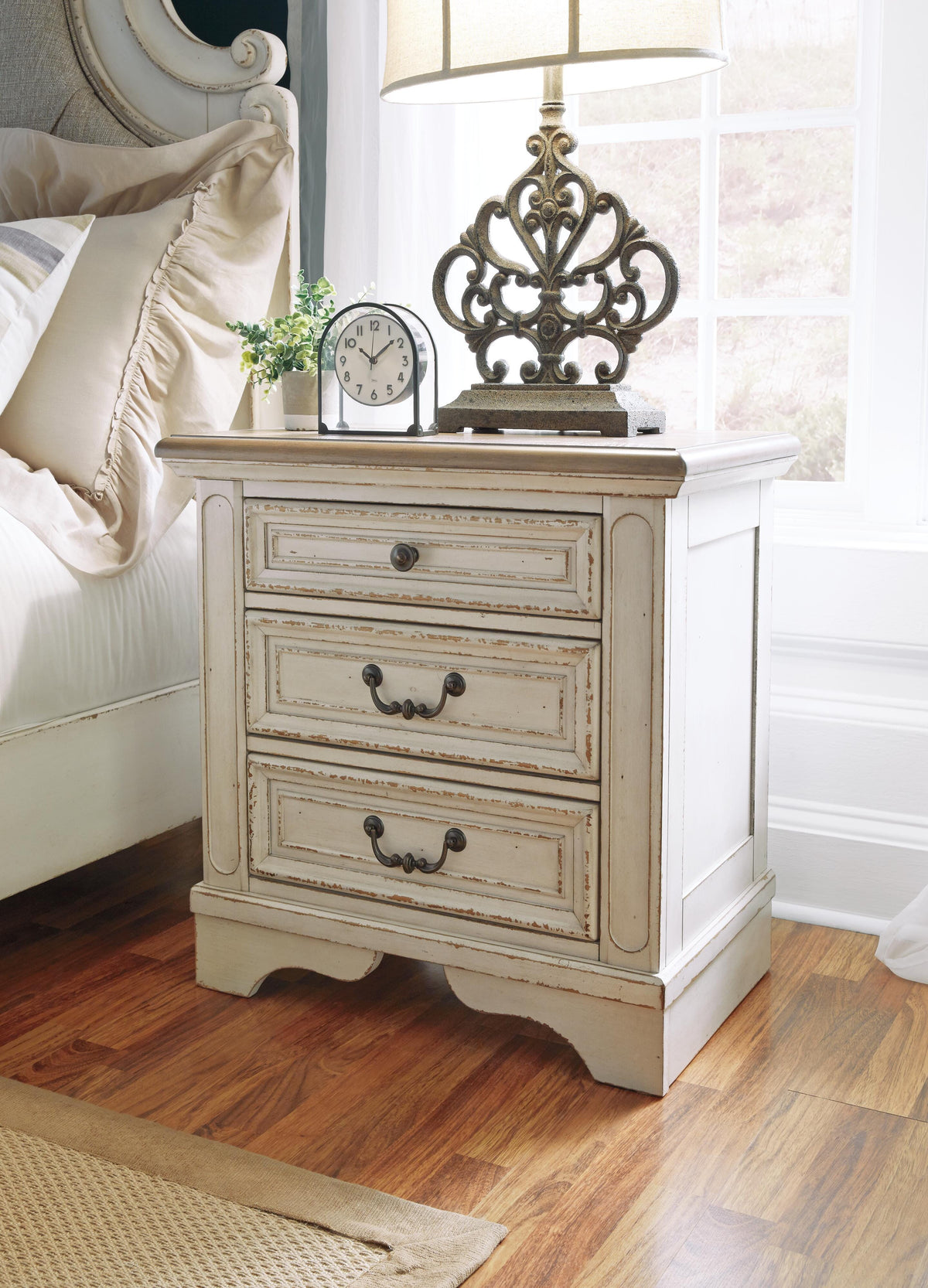 Realyn Queen Panel Bed, Dresser, Mirror and 2 Nightstands
