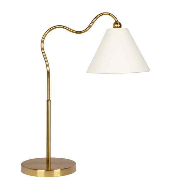 Lámpara de mesa curva con base de anillo de latón ornamentado y pantalla triangular blanca.
