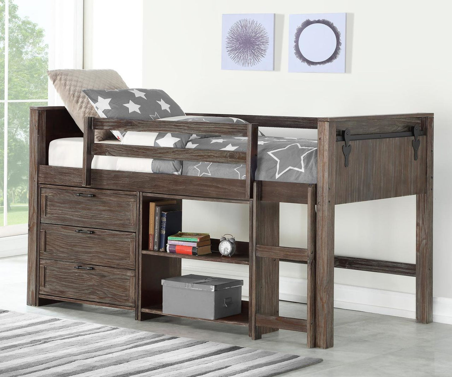 Loft bajo con dos puertas de granero