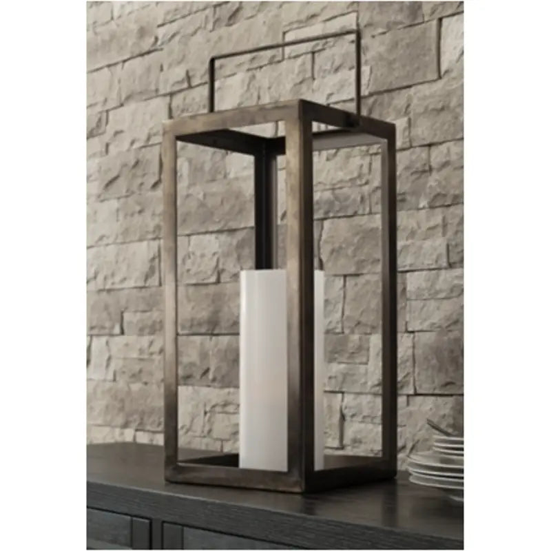BRIANA LANTERN