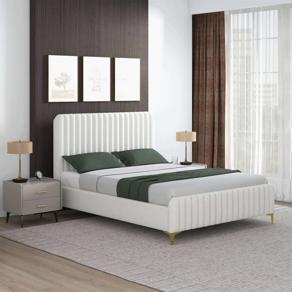 Cama Valery Queen Size color crema con plataforma de bouclé