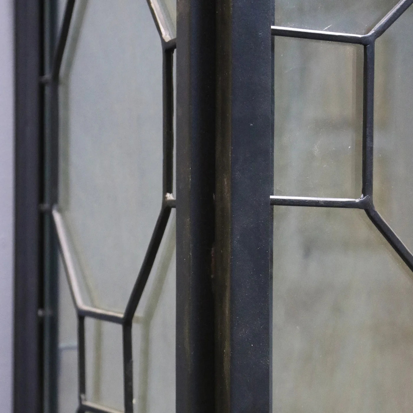 MUEBLE DE LECTURA | Acabado negro sobre marco de metal con vidrio transparente | 2 puertas