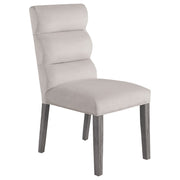 Silla de comedor Carla tapizada en terciopelo color fresno (juego de 2)