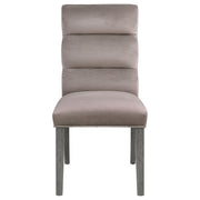 Silla de comedor Carla tapizada en terciopelo color fresno (juego de 2)