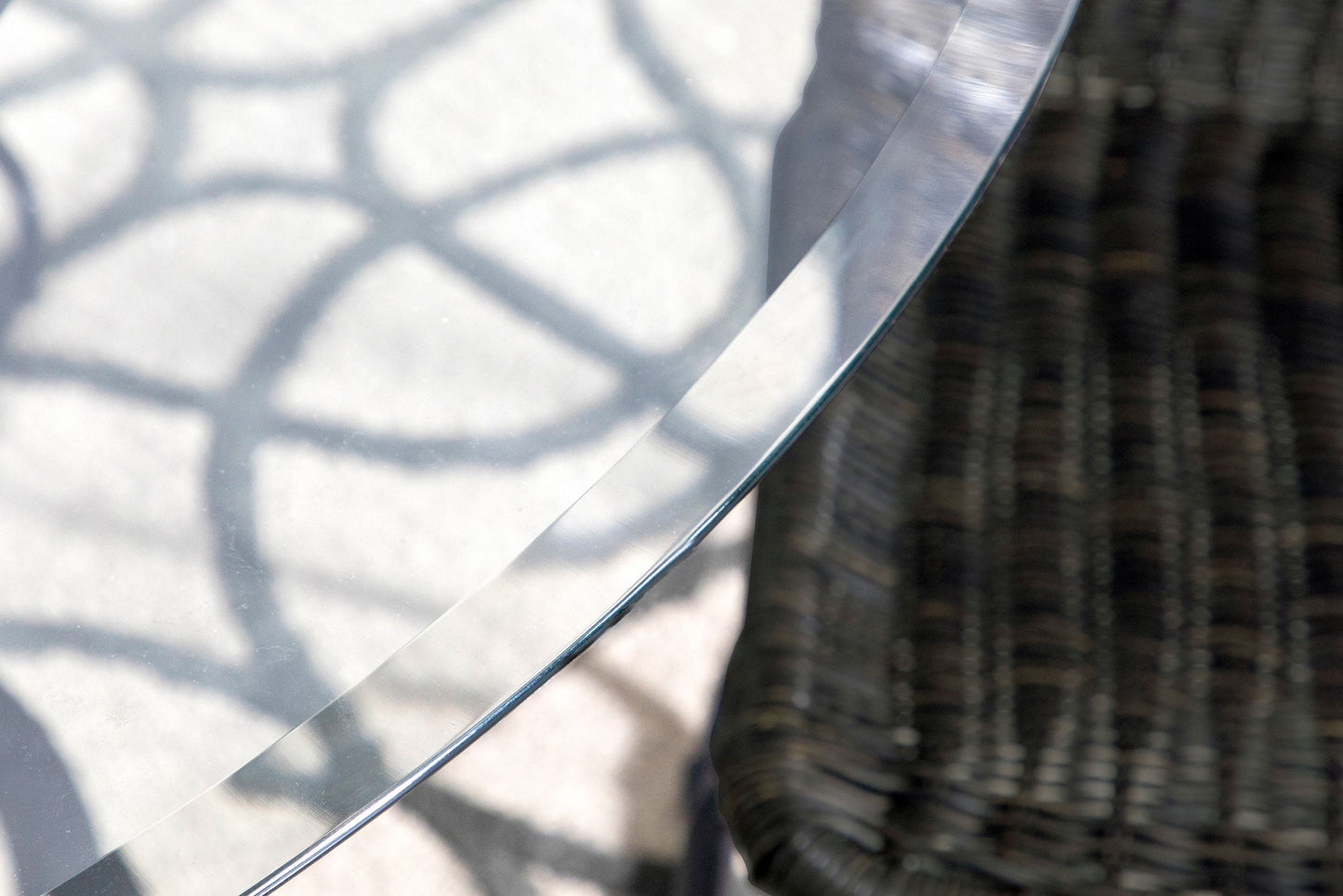 Mesa de comedor redonda Aviano de 48 pulgadas con tapa de vidrio y metal color bronce