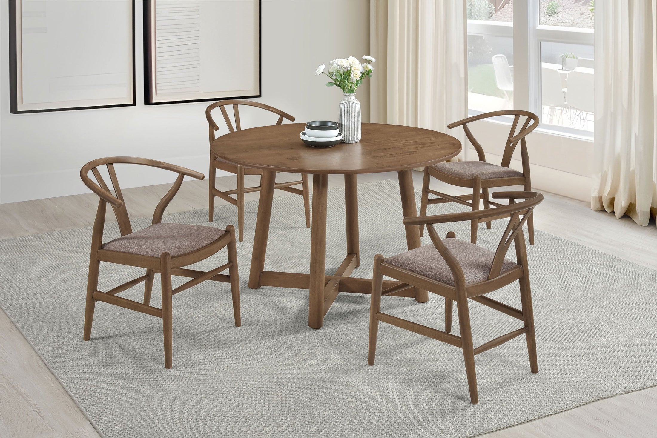 Juego de comedor redondo Dinah de madera maciza en nogal