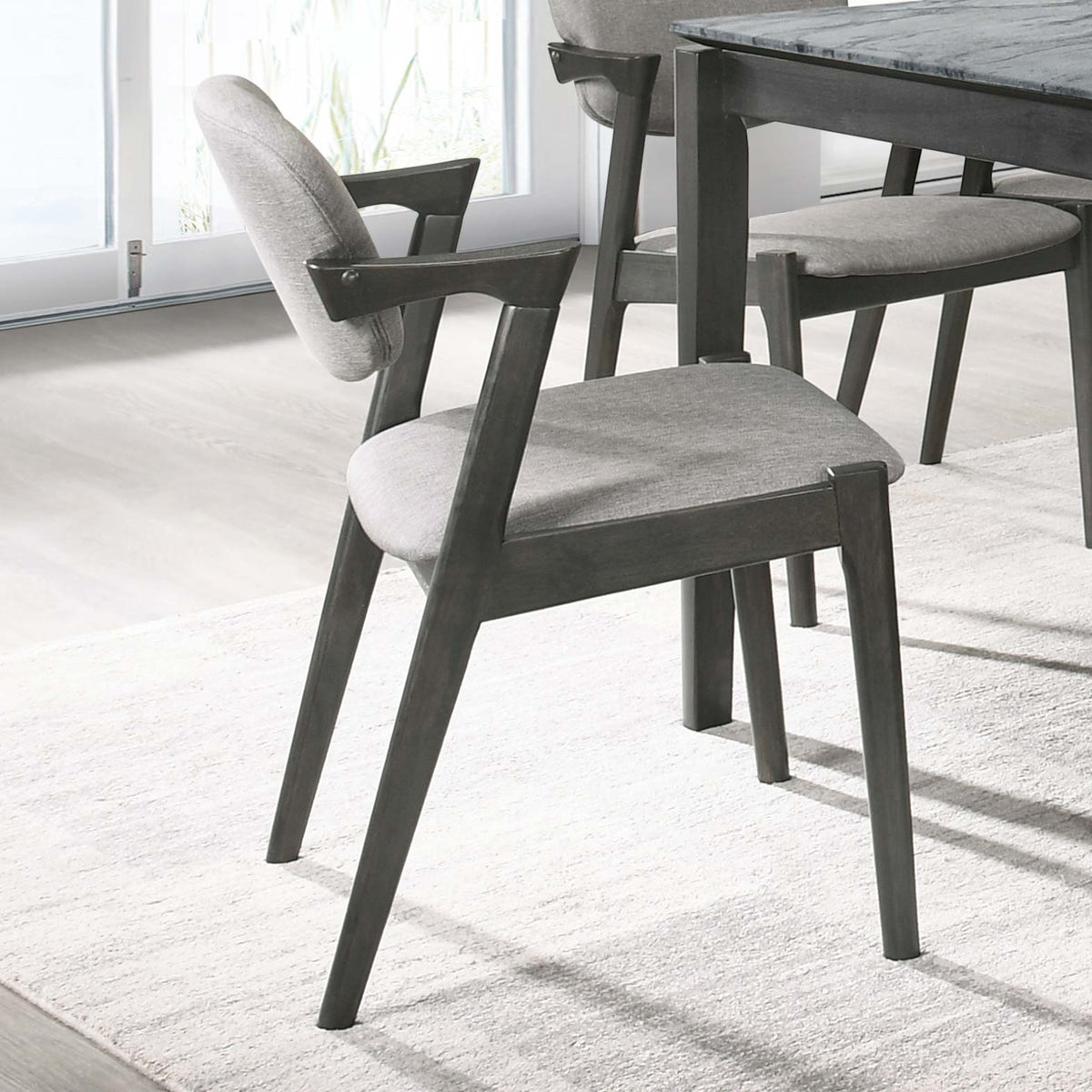 Silla de comedor Stevie de madera acolchada con brazos, color negro (juego de 2)