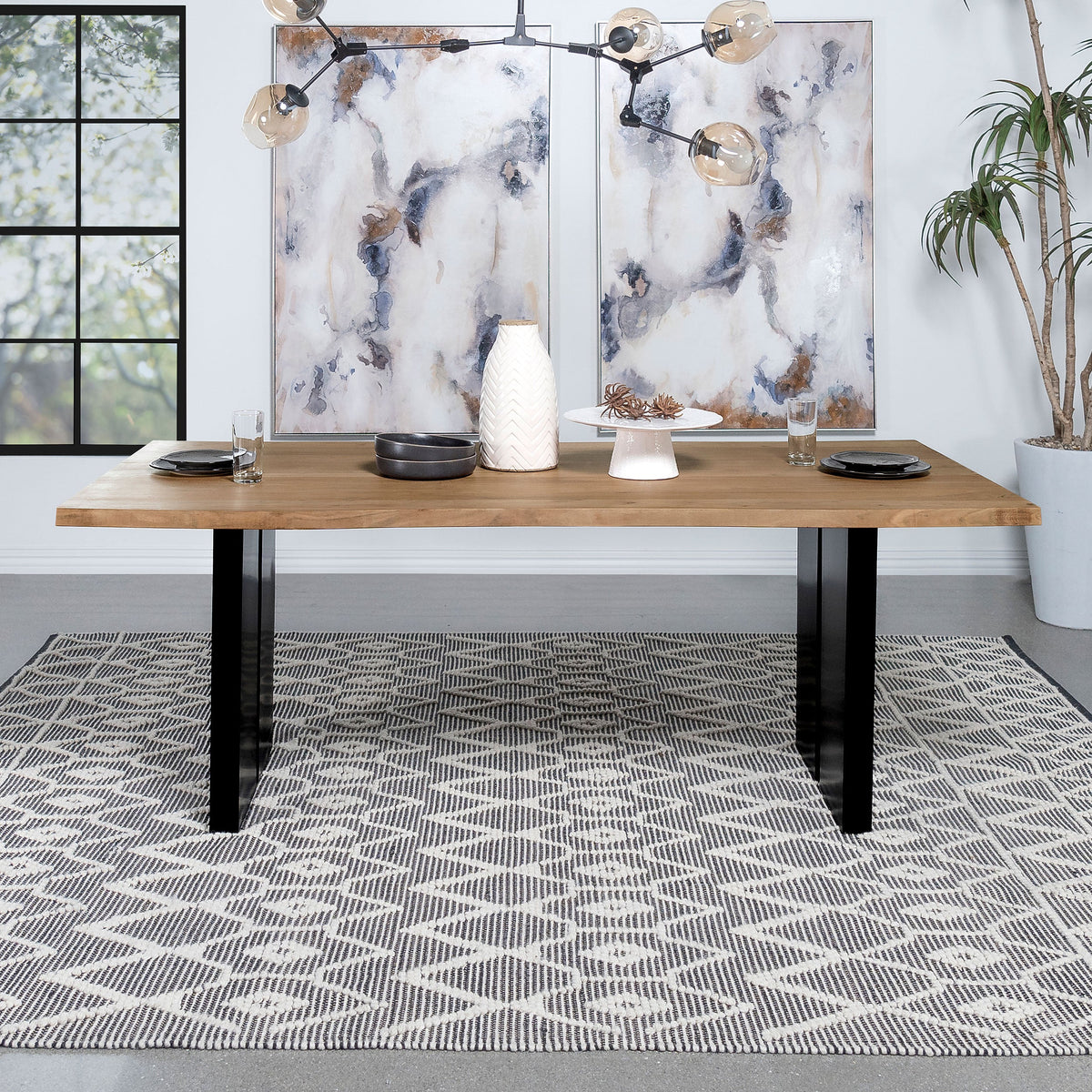 Mesa de comedor Bradshaw de 80 pulgadas con borde natural de madera de acacia natural