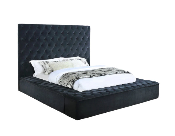 Cama tapizada elegante con plataforma en color negro