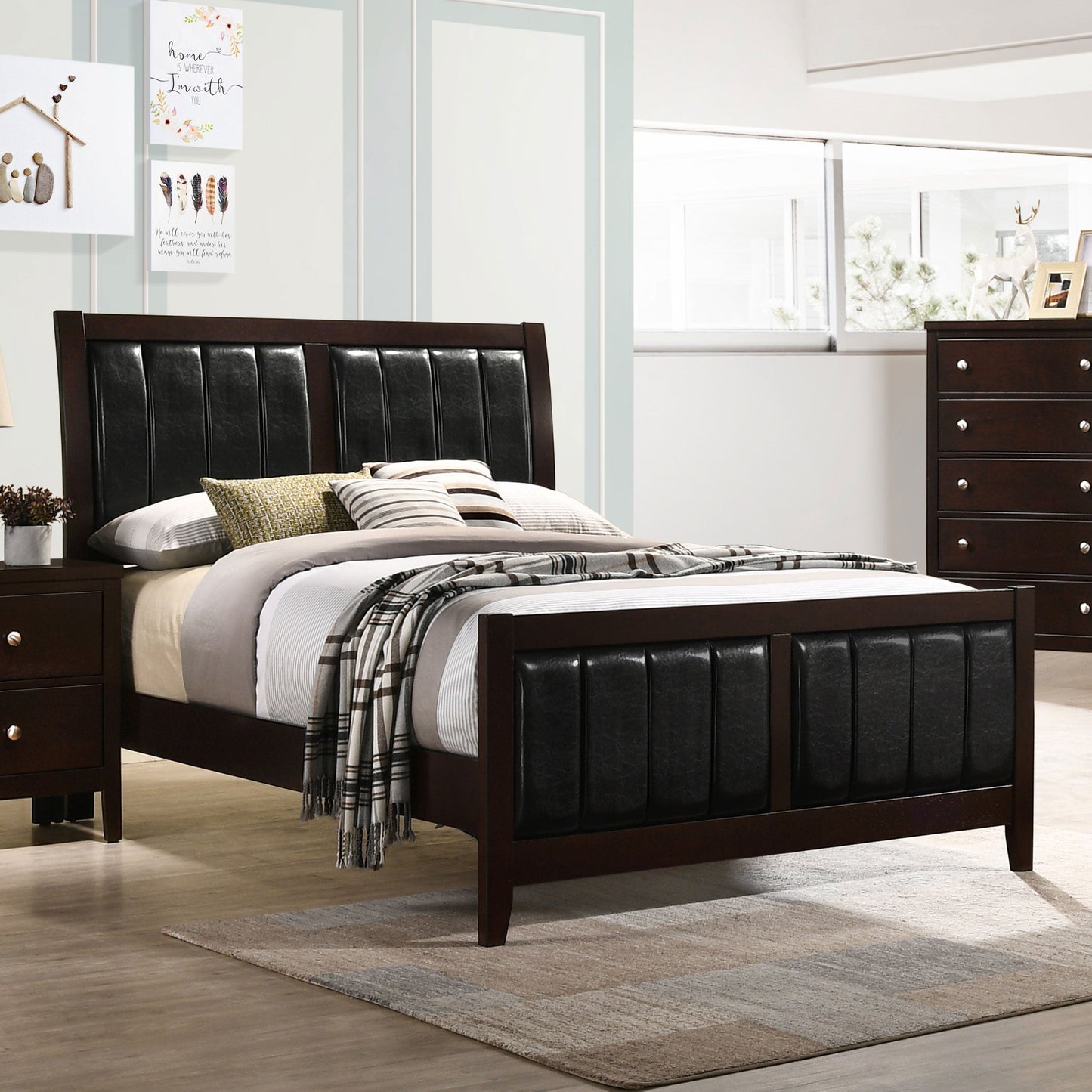 Cama Carlton con paneles de madera – Acabado capuchino