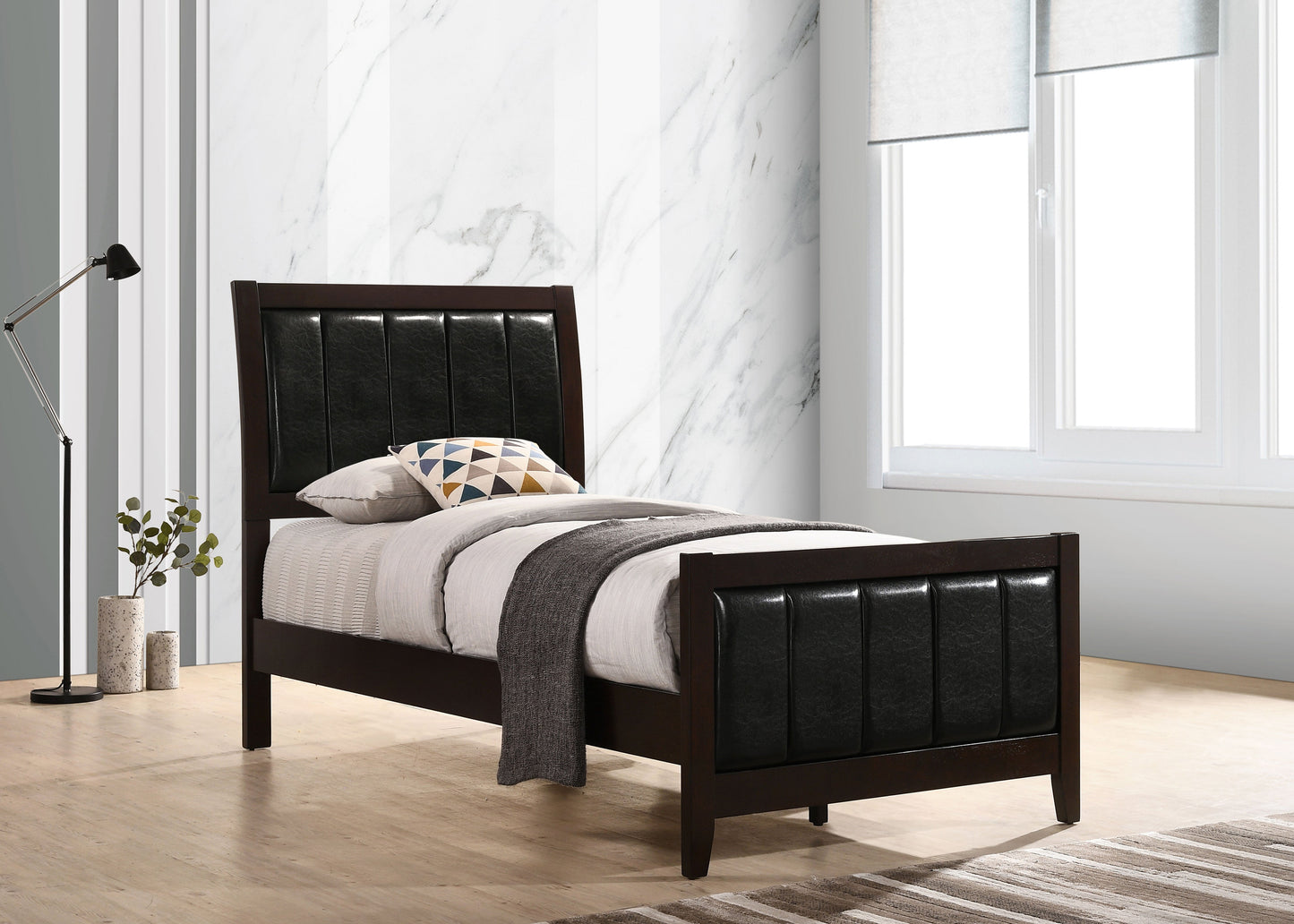 Cama Carlton con paneles de madera – Acabado capuchino