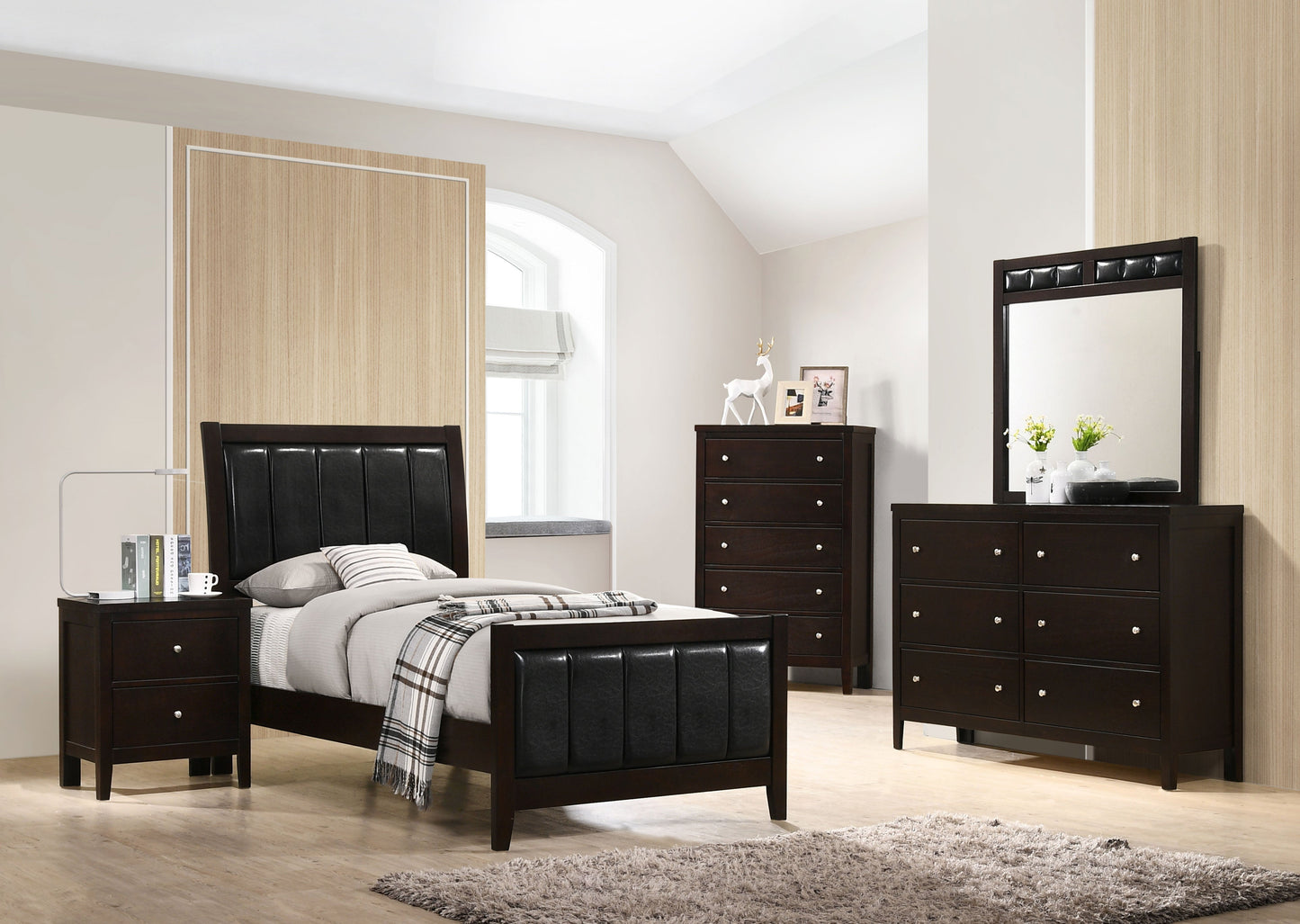 Cama Carlton con paneles de madera – Acabado capuchino