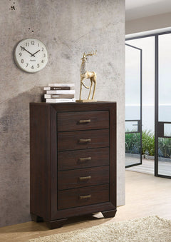 Cómoda de dormitorio Kauffman de 5 cajones en color cacao oscuro