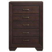 Cómoda de dormitorio Kauffman de 5 cajones en color cacao oscuro