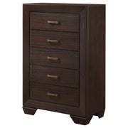 Cómoda de dormitorio Kauffman de 5 cajones en color cacao oscuro