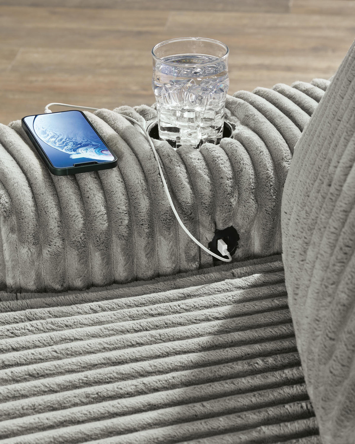 Lindyn 51in Chaise