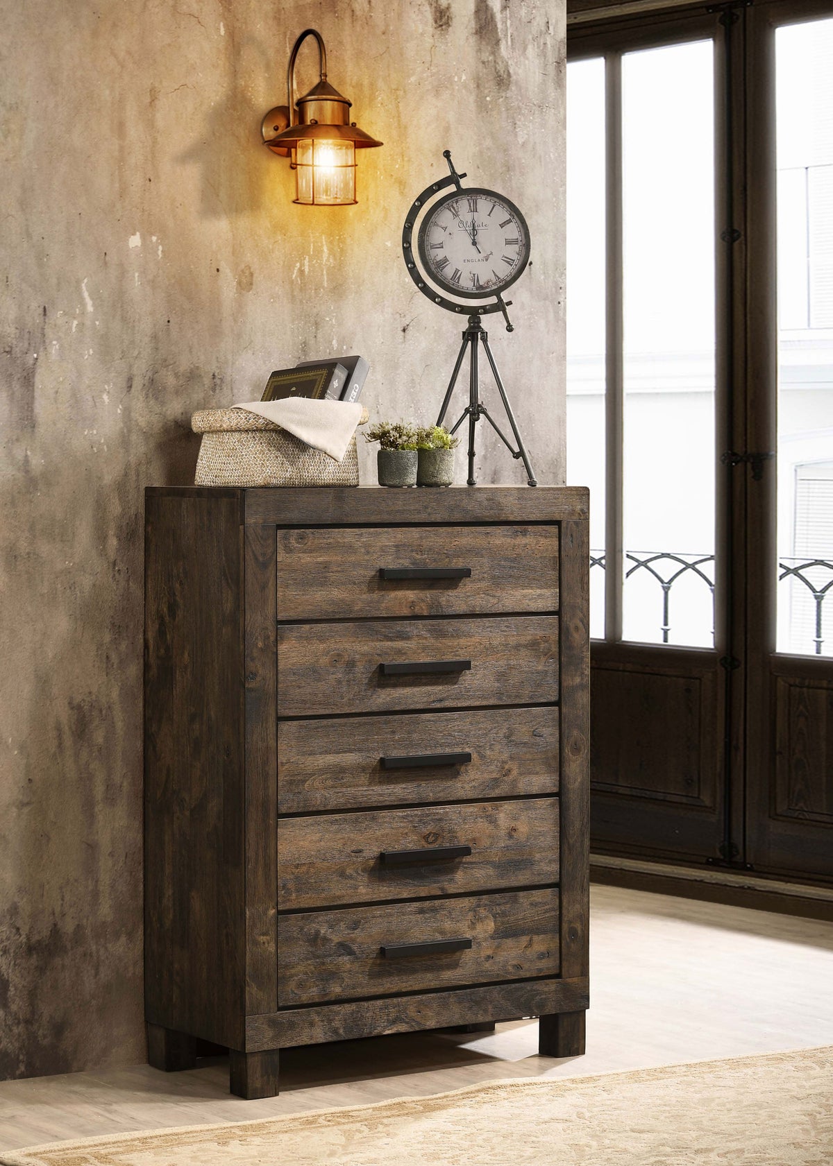 Cómoda de dormitorio Woodmont de 5 cajones en marrón dorado rústico