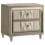 Lorient 4-piece Eastern King Bedroom Set Ivory and Camel