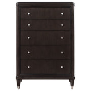 Cómoda de dormitorio Emberlyn de 5 cajones marrón