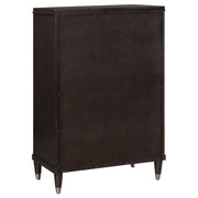 Cómoda de dormitorio Emberlyn de 5 cajones marrón