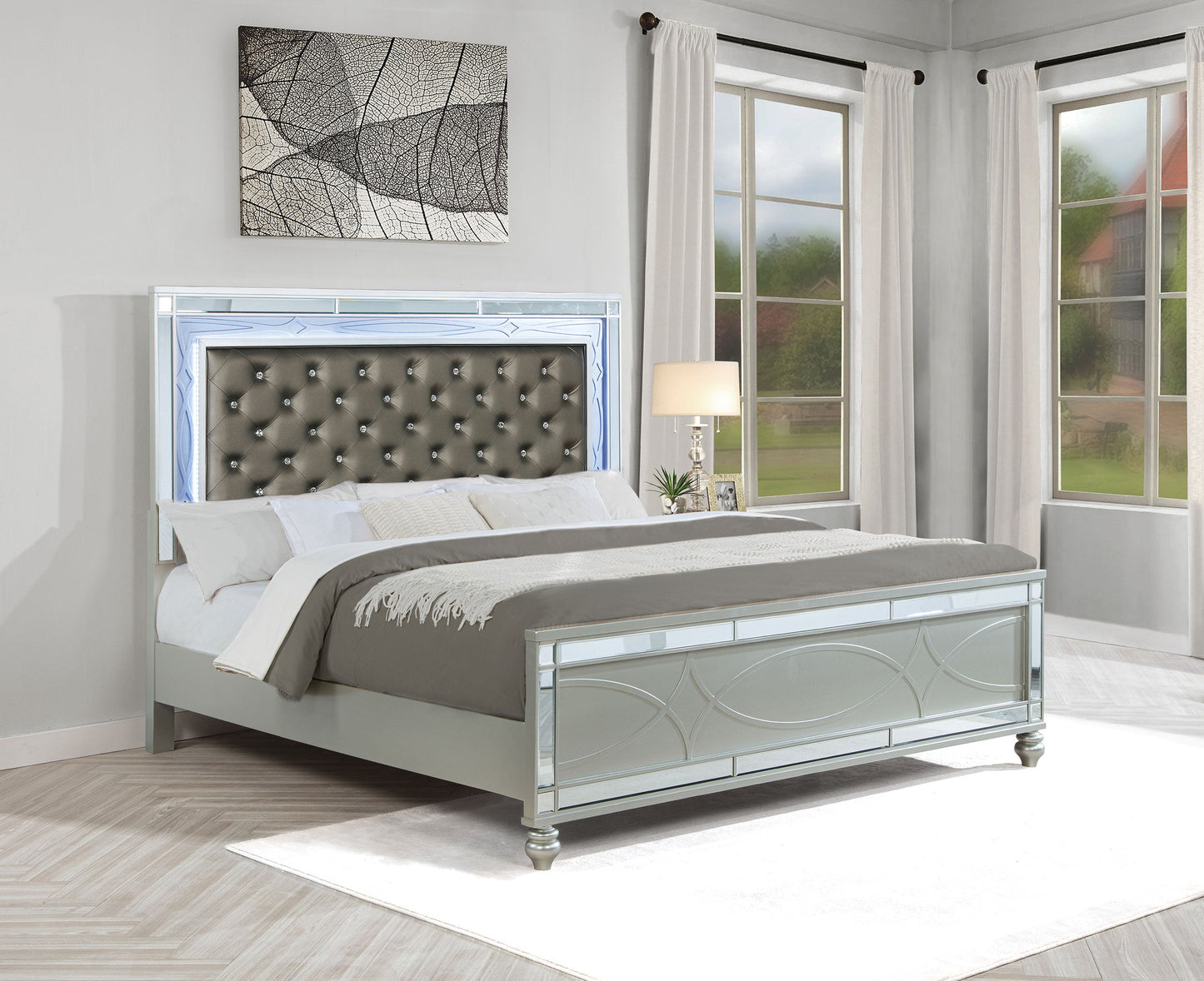 Cama con panel LED de madera Gunnison color plata metalizada