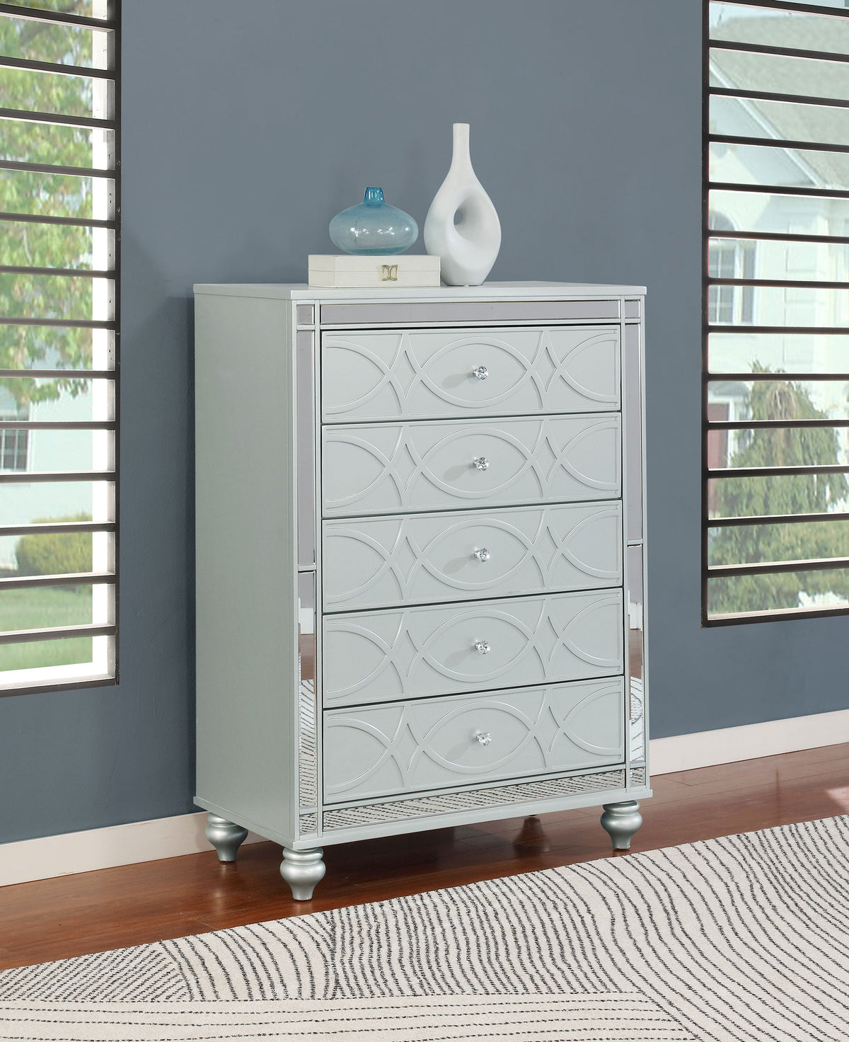 Cómoda de dormitorio Gunnison de 5 cajones en color plateado metalizado