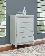 Cómoda de dormitorio Gunnison de 5 cajones en color plateado metalizado