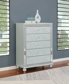 Cómoda de dormitorio Gunnison de 5 cajones en color plateado metalizado
