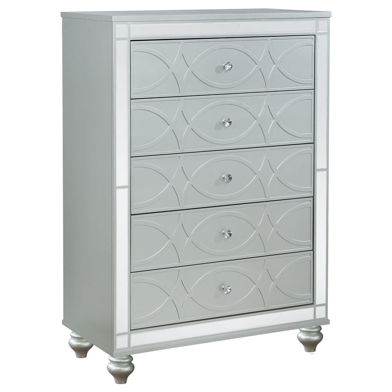 Cómoda de dormitorio Gunnison de 5 cajones en color plateado metalizado