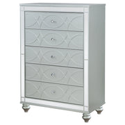 Cómoda de dormitorio Gunnison de 5 cajones en color plateado metalizado
