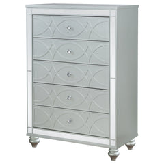 Cómoda de dormitorio Gunnison de 5 cajones en color plateado metalizado