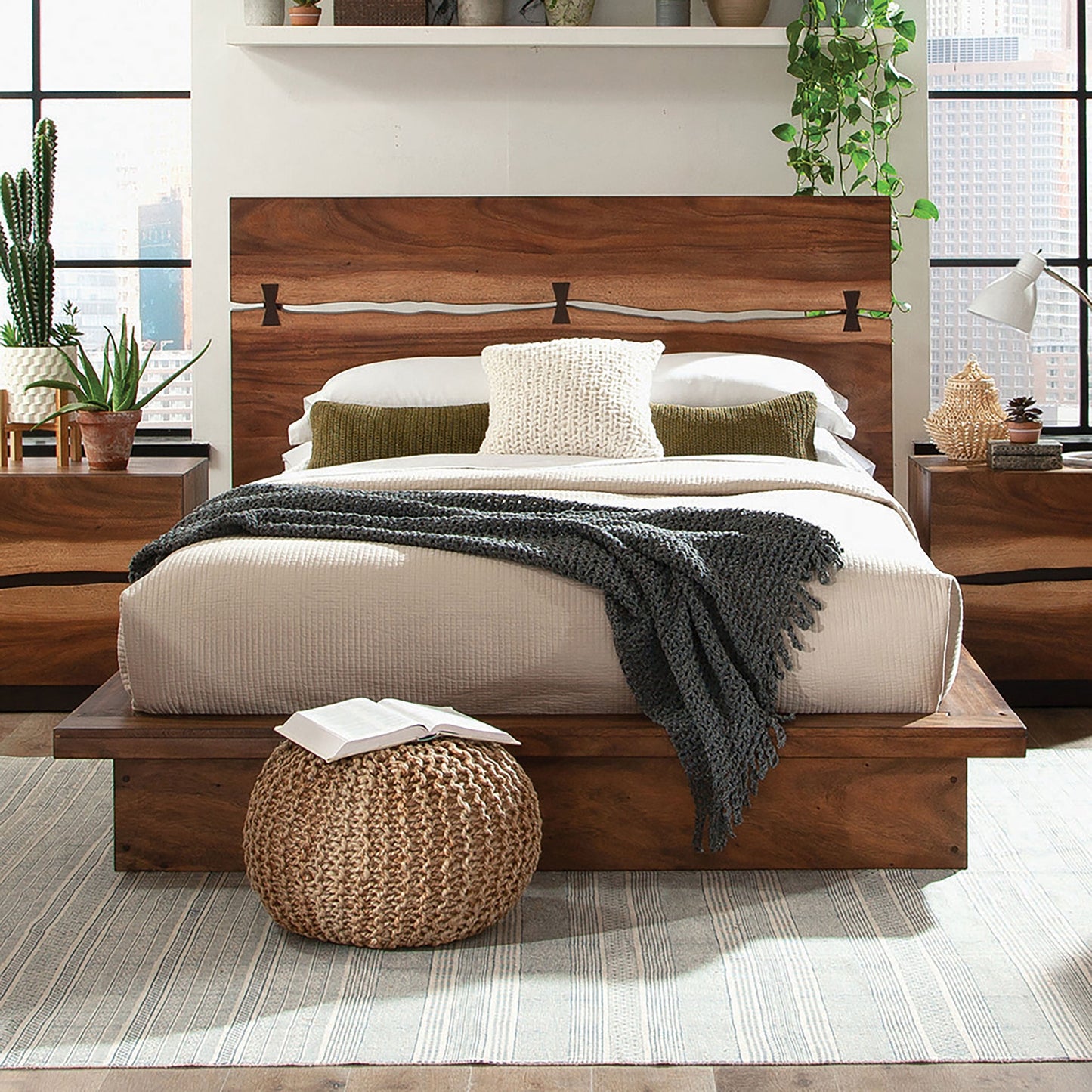 Cama con paneles de madera Winslow en nogal ahumado