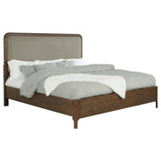 Cama tapizada Maderia de 57 pulgadas en color nogal