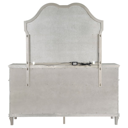 Cómoda Evangeline de 9 cajones en roble plateado