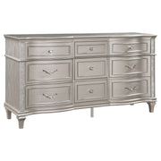 Cómoda Evangeline de 9 cajones en roble plateado