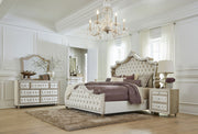 Cama Antonella tapizada con paneles color marfil