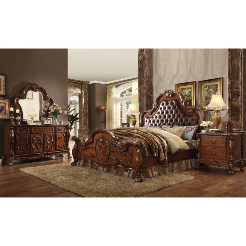 Cama Dresden tapizada con botones capitoné y pie de cama de perfil bajo