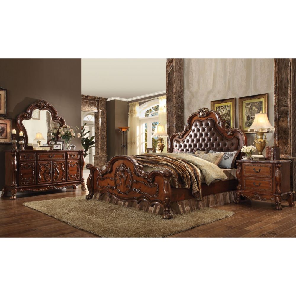 Cama Dresden tapizada con botones capitoné y pie de cama de perfil bajo
