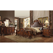 Cama Dresden tapizada con botones capitoné y pie de cama de perfil bajo