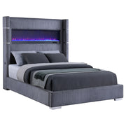 Cama Tisdall tapizada con visualizador de llamas