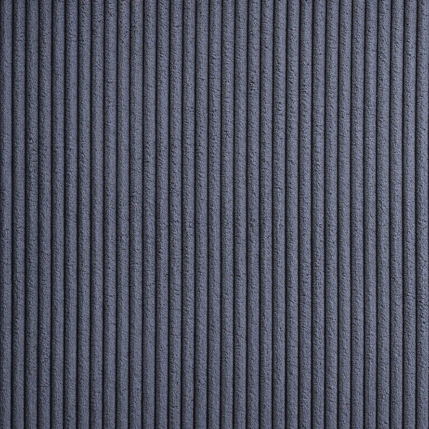 Cama Tisdall tapizada con visualizador de llamas