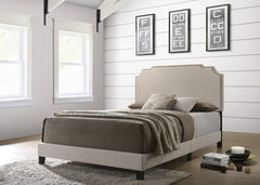 Cama Tamarac con paneles tapizados en beige