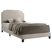 Cama Tamarac con paneles tapizados en beige
