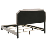 Cama Tamarac con paneles tapizados en beige