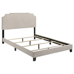 Cama Tamarac con paneles tapizados en beige