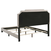 Cama Tamarac con paneles tapizados en beige