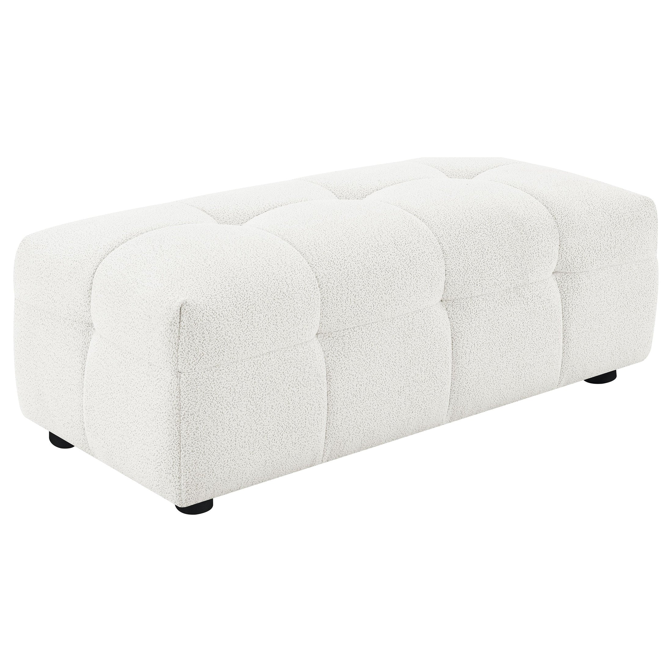 Otomana rectangular tapizada Everly Boucle en color blanco roto