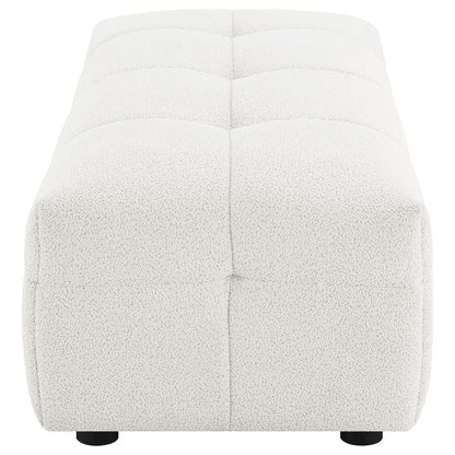 Otomana rectangular tapizada Everly Boucle en color blanco roto